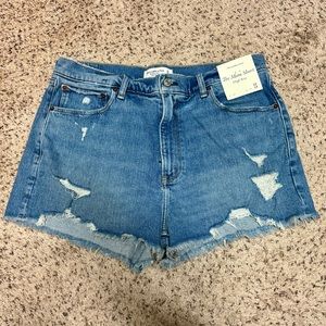 NWT Abercrombie the Mom Short High Rise, medium wash/destroyed denim, Sz 32/14